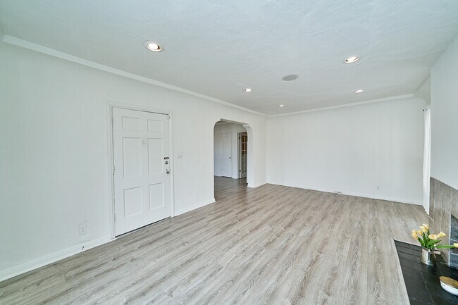 Building Photo - 1449 S Holt Ave
