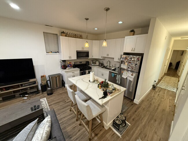 Cocina - 1845 N Marshfield Ave