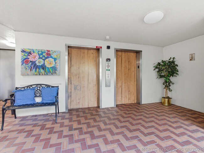 Foto del edificio - 14475 Strathmore Ln