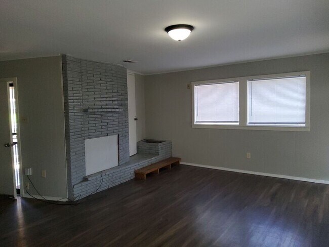 Building Photo - 1296 Elkwood St