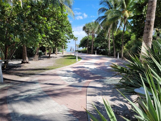 Foto del edificio - 2899 Collins Ave