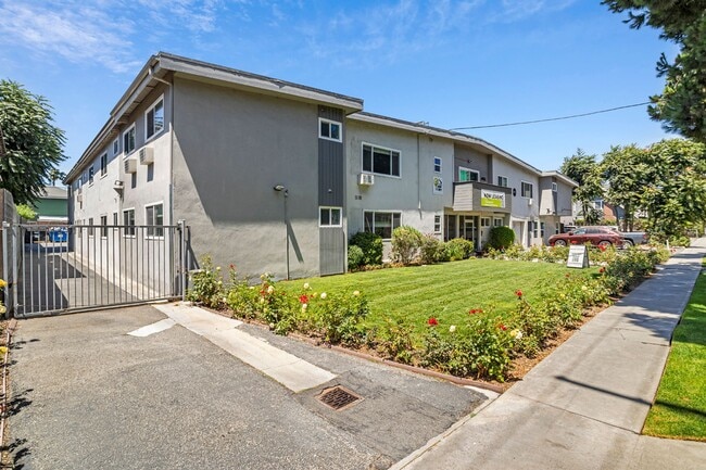 Building Photo - 2801 Orchard Ave