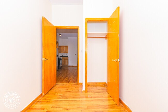 Building Photo - 206 Scholes St