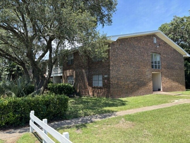 Foto del edificio - 613 Colonial Dr