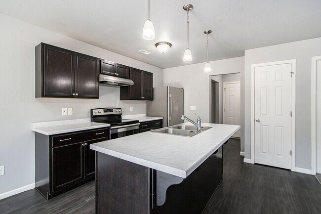 Foto del edificio - Newer Ranch For Lease with September Occup...