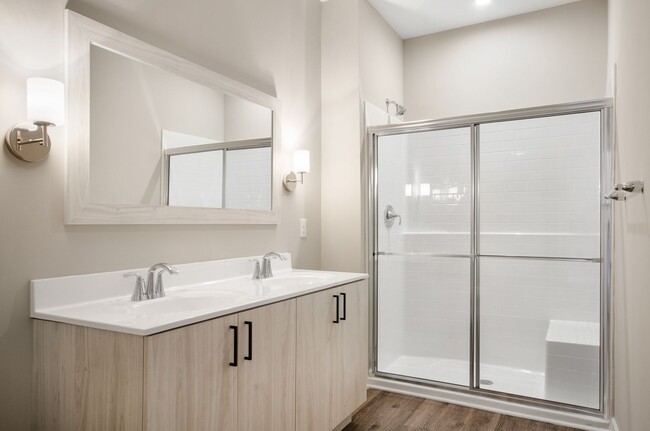 Building Photo - One Bedroom Luxury Apartment (Elevator Bui...