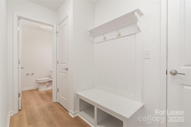 Foto del edificio - 5015 Westmead Ln