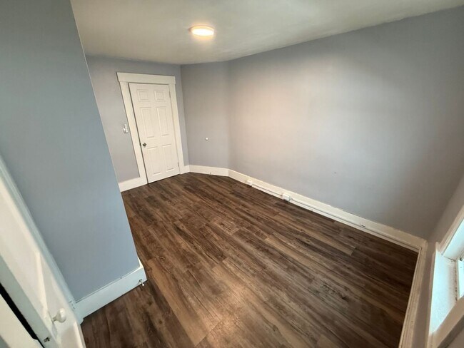 Foto del edificio - Third floor, 2 bed/1 bath, West Manchester $1700