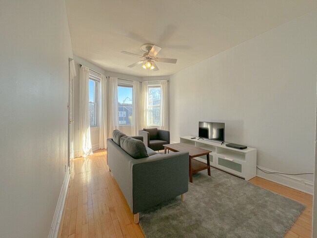 Foto del edificio - 2442 N Ashland Ave