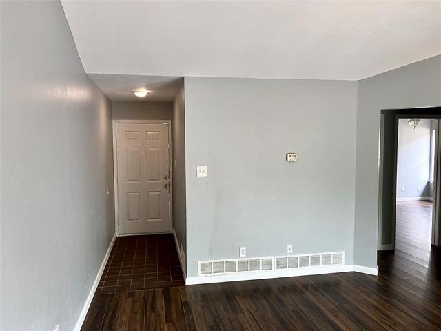 Building Photo - 2104 Mistletoe Ave