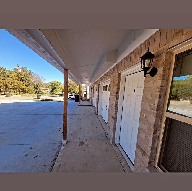 Building Photo - 512 Raymond Street B