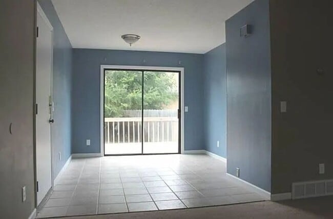 Building Photo - 721 Circle Dr