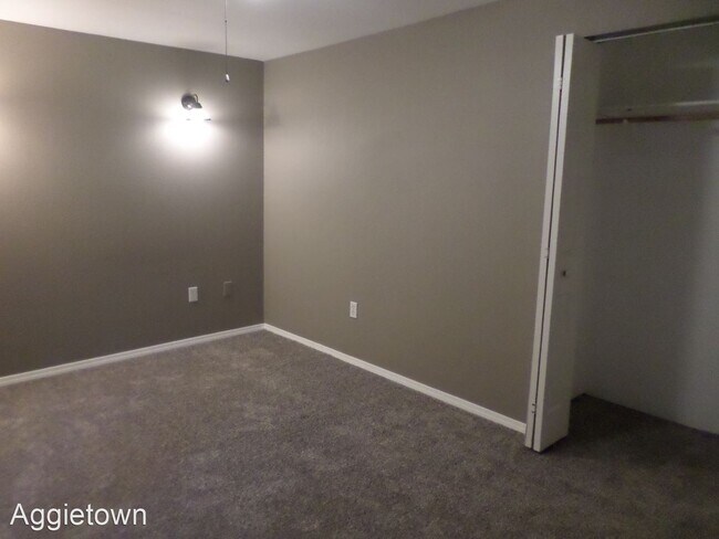 Building Photo - 4 br, 2 bath House - 1427 Hillcrest