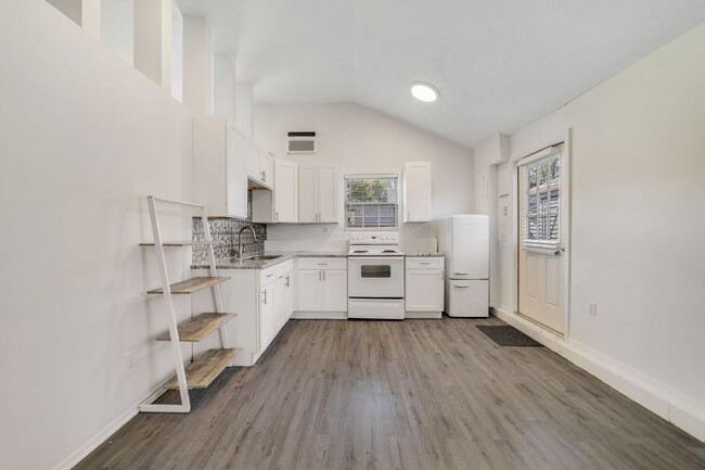 Building Photo - 1 Bedroom Studio Home for rent in Saint Pe...