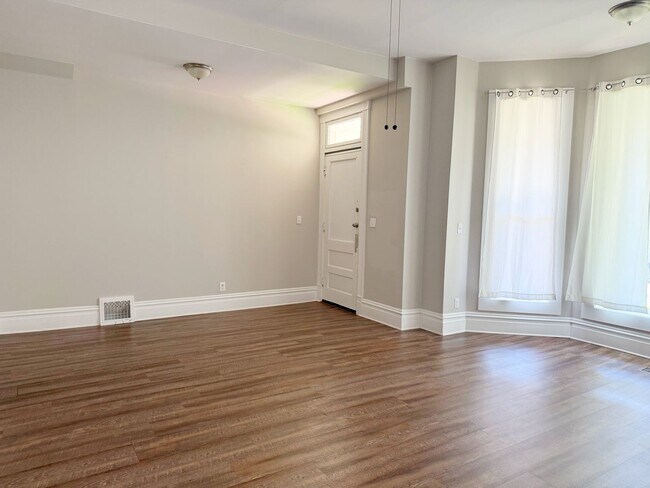 Building Photo - 28 E Powell Ave