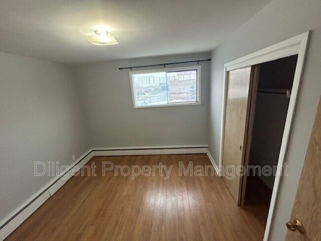 Building Photo - 164 Westmount St