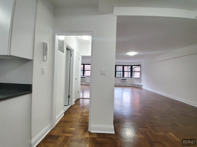 Building Photo - 219 E 69th St