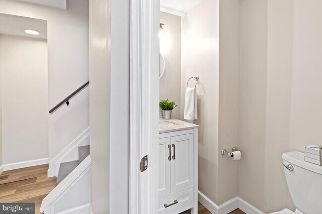 Building Photo - 689 Clearview Ave