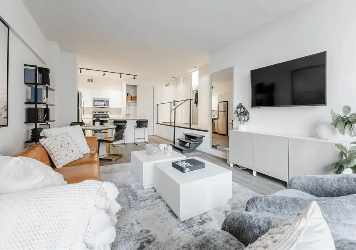 Foto principal - 111 E Chestnut St