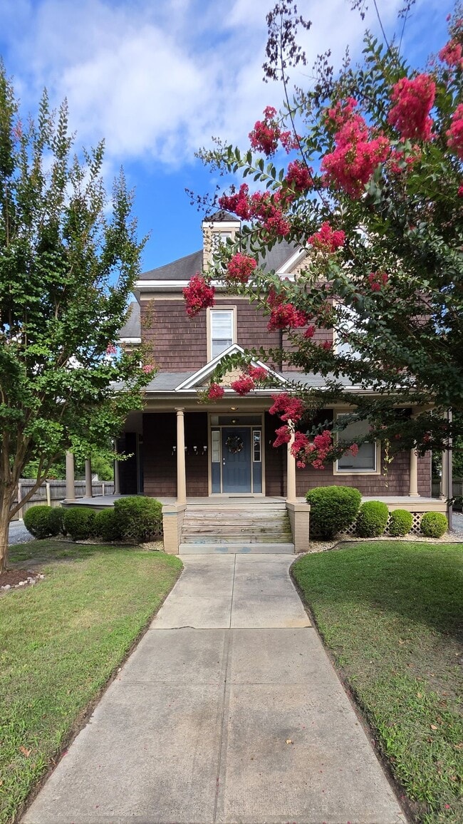Building Photo - 713 Camden Ave