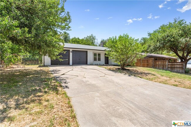 Building Photo - 3801 Valley View Dr