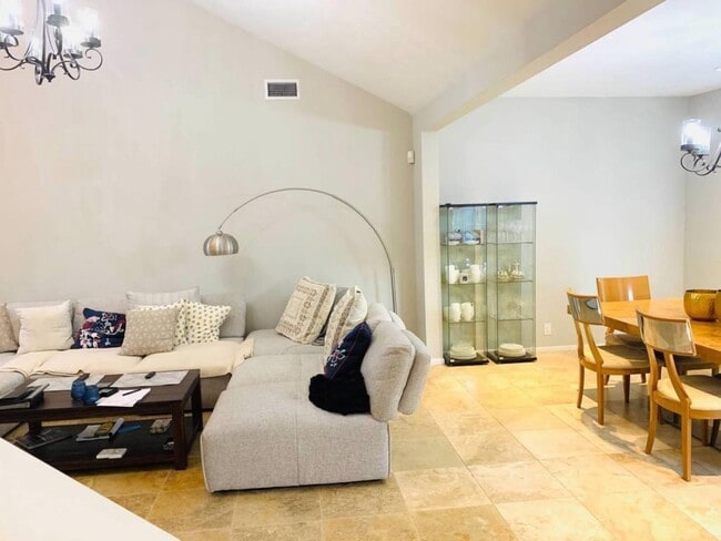 Foto del edificio - 5739 Henniker Dr