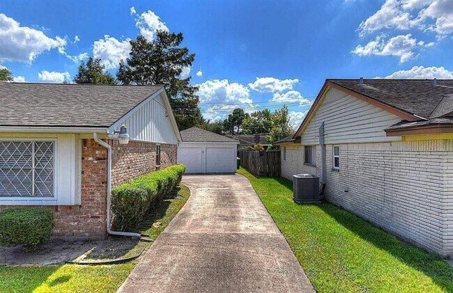 Building Photo - 8831 Sandstone Rd