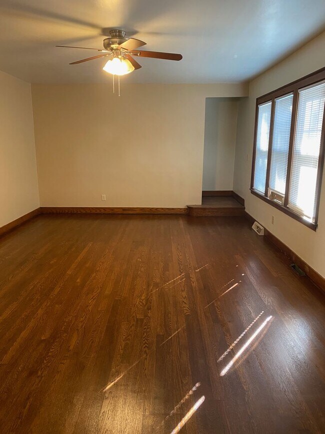 Foto del edificio - 621 Lawrence Ave.
