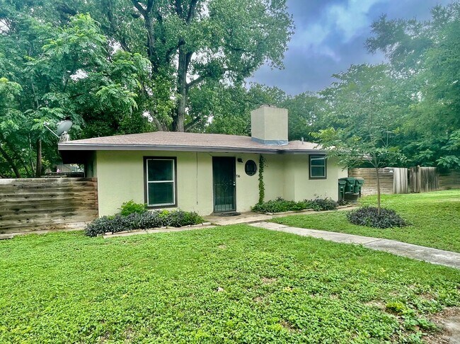 Building Photo - Charming Retreat - 2 Minute Walk to the Ri...