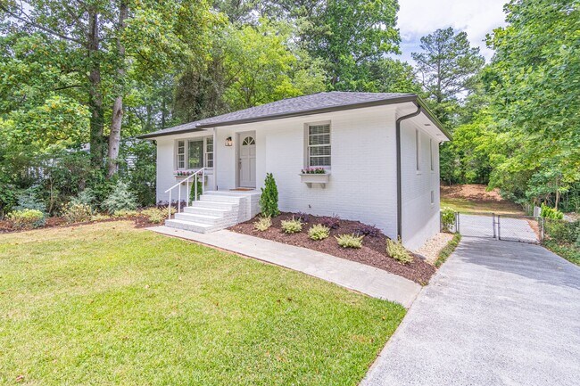 Building Photo - Gorgeously renovated 4 sides brick Ranch w...