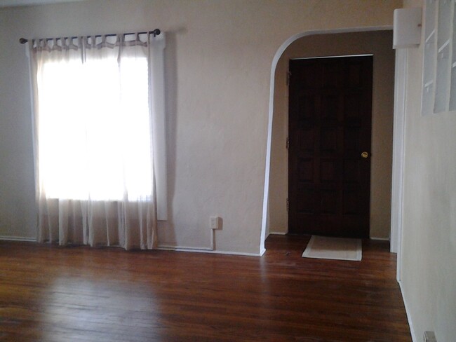 Building Photo - Cute 2 BR 1 BA Home in Midtown!