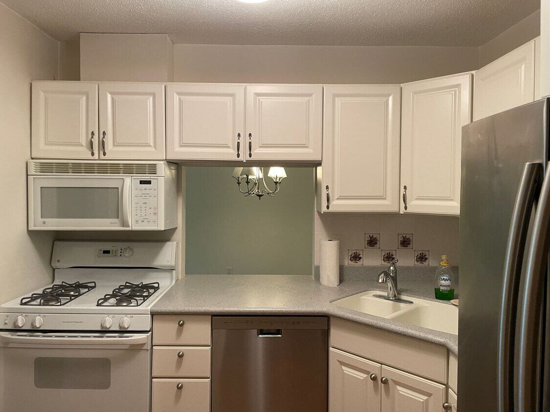Foto principal - Updated Condo with Modern Comfort & Resort...