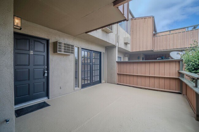 Foto del edificio - Welcome to Your Updated Home in the Heart of South Coast Metro!