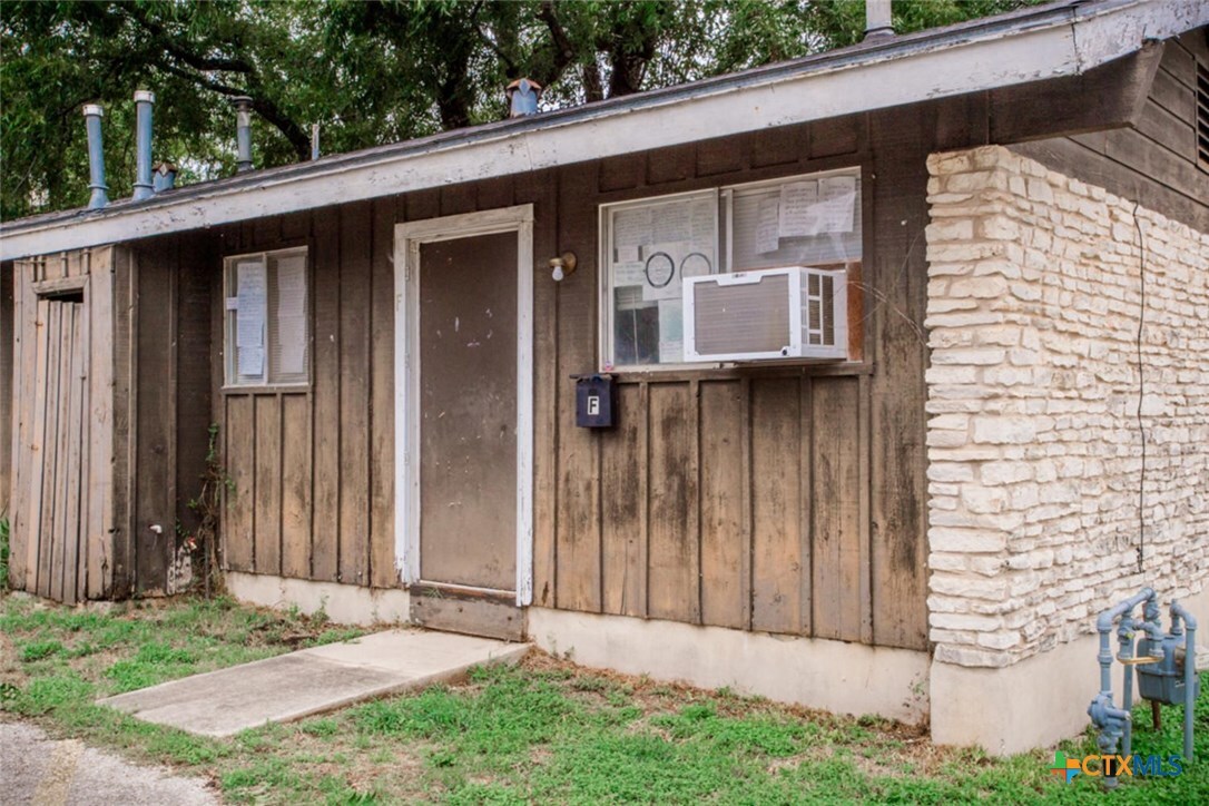 Primary Photo - 1239 N LBJ Dr