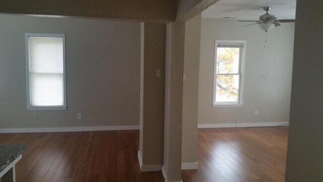 Building Photo - 957 Se Stephens St #3 Roseburg, OR 97470