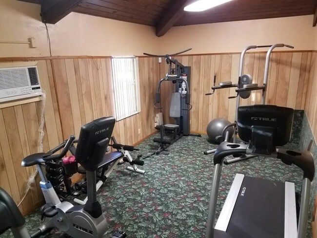 Foto del edificio - 480 N Laurel Dr