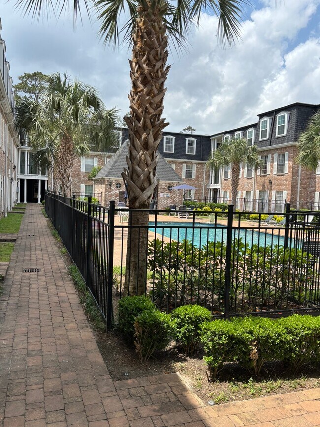 Building Photo - 357 N Post Oak Ln