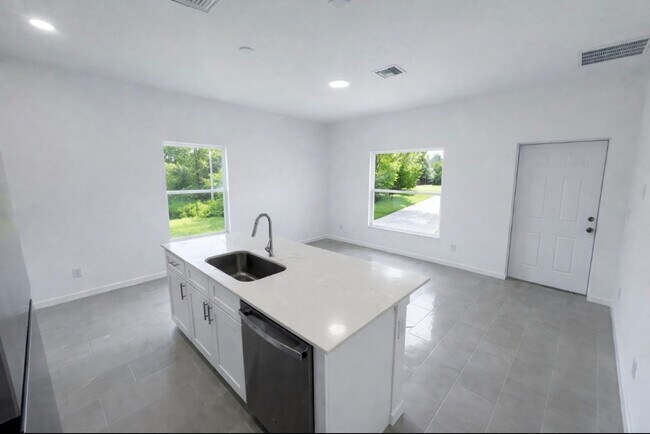 Foto del edificio - Brand New house in Lehigh Acers 2 Bedrooms 2 baths and 1 car garage