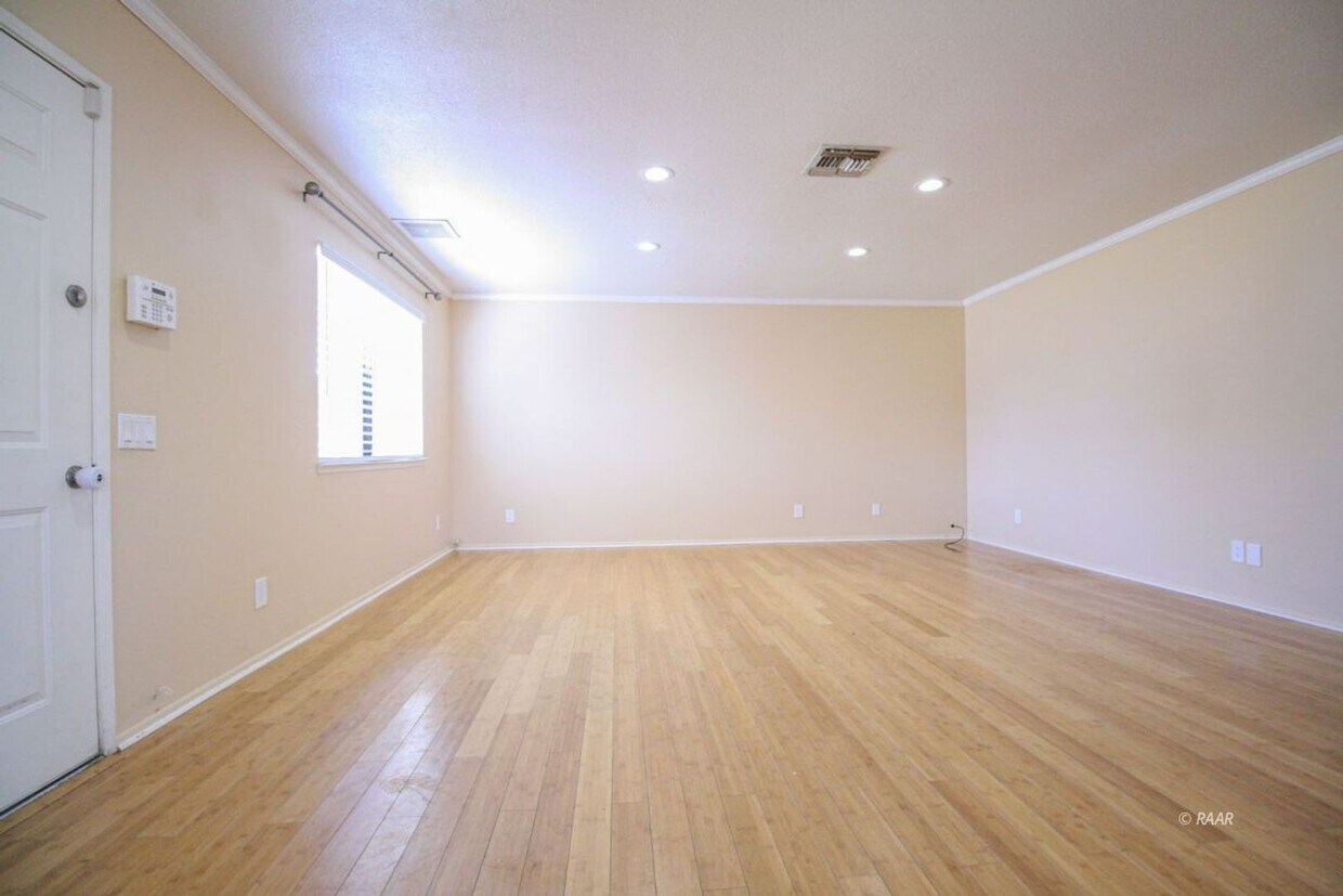 Foto del edificio - 3 bed, 2 bath home available for rent 8/6/25!
