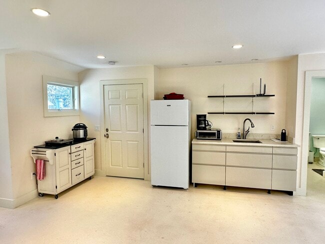 Building Photo - 175 Arch Bridge Rd