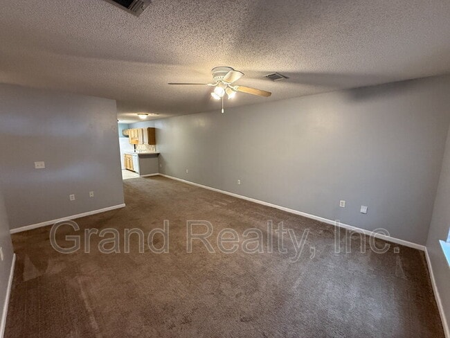 Building Photo - 1015 Peakview Dr
