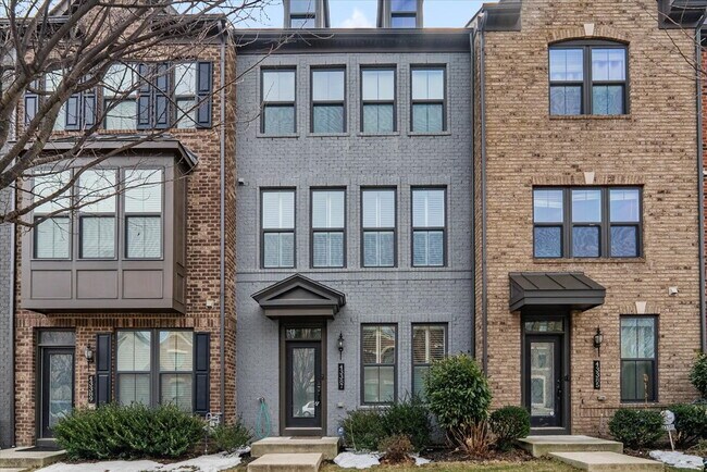 Building Photo - Stunning Luxury Townhome for Rent in Westmoore!