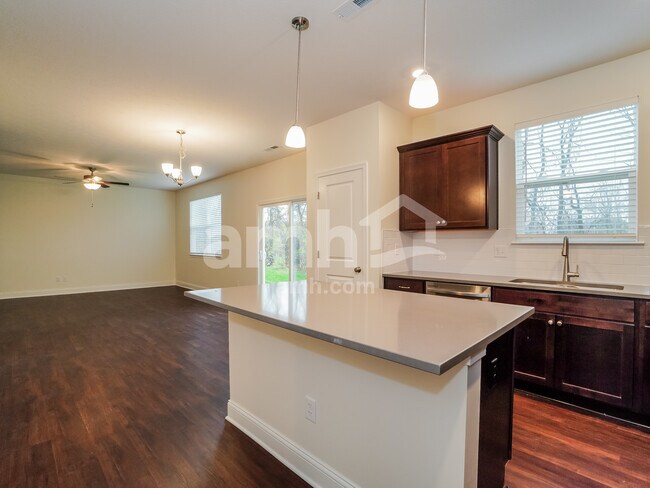 Foto del edificio - 12540 Dardevle Court NW