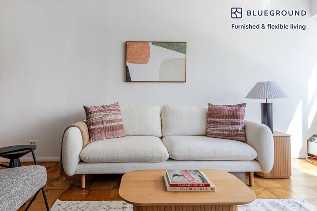 Foto del edificio - 330 E 46th St