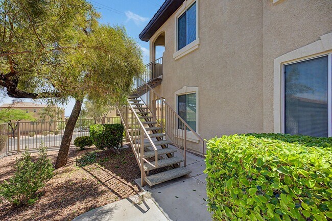 Foto del edificio - 2 BEDROOM CONDO WITH MOUNTAIN VIEWS!