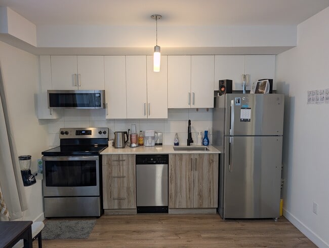 Building Photo - Modern 2 Bedroom Apartment off Beechwood