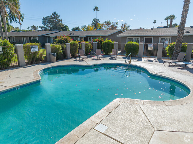 Pool - Camelback Courtyard