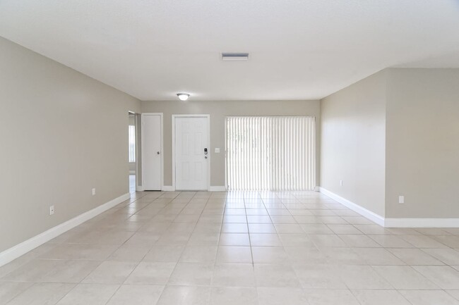 Foto del edificio - 10611 NW 29th Ct