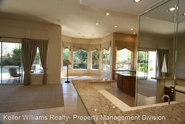 Building Photo - 1081 N Brandon Dr