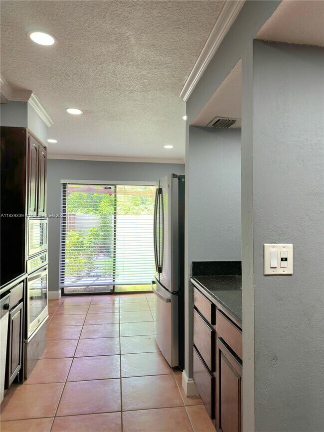 Foto del edificio - 650 NW 210th St